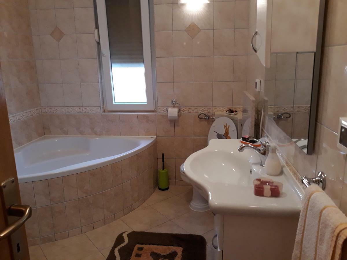 Apartment Matea Ровин Екстериор снимка