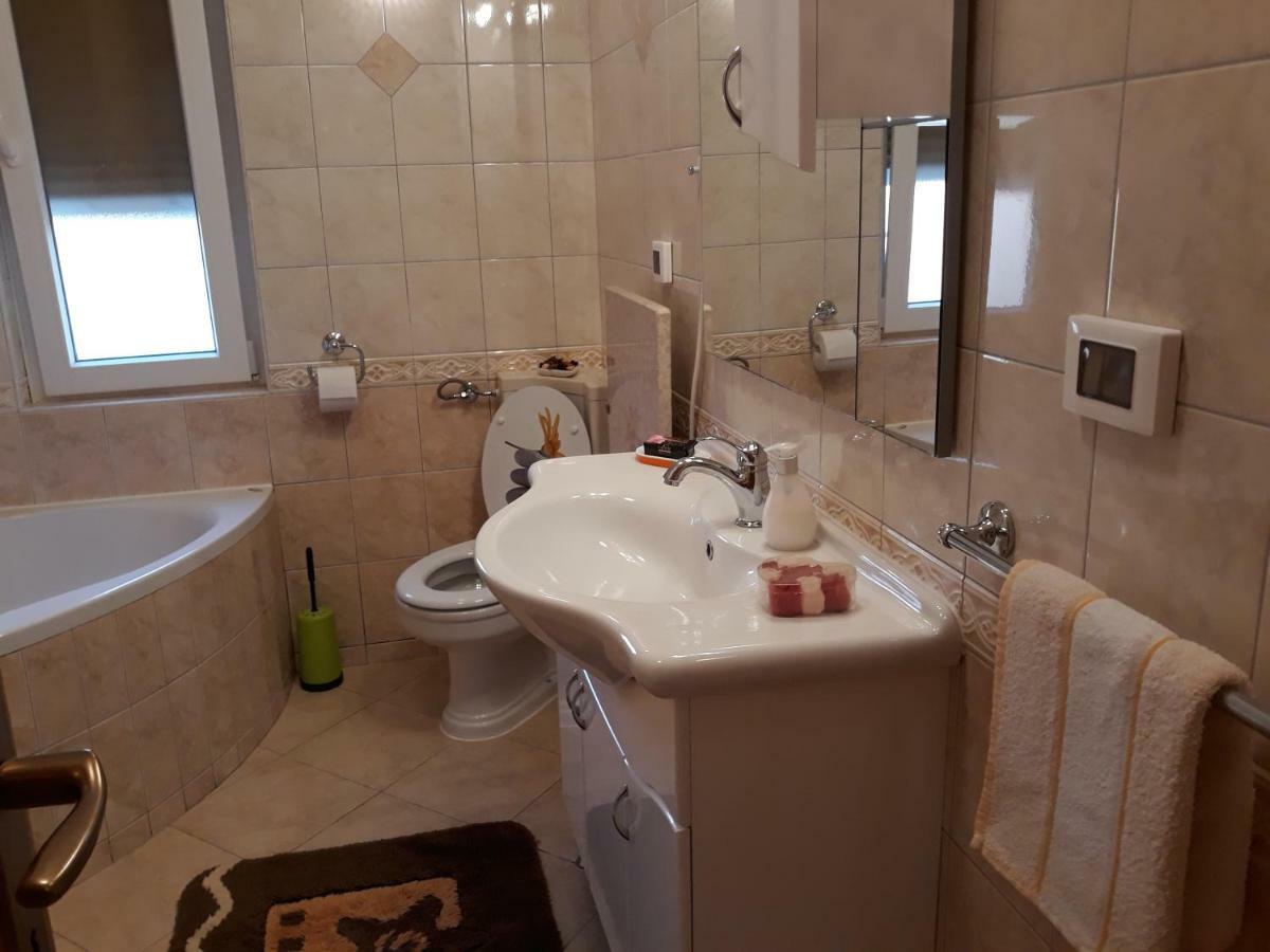 Apartment Matea Ровин Екстериор снимка