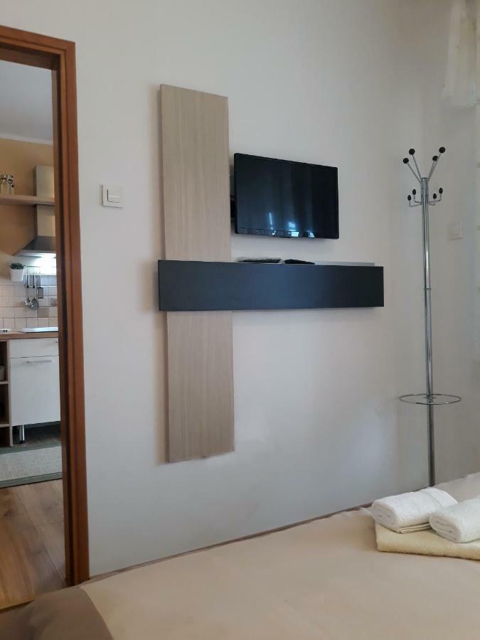 Apartment Matea Ровин Екстериор снимка